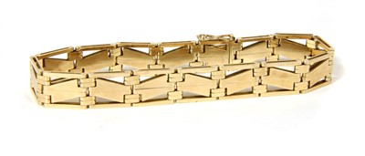 Lot 12 - An Art Deco zig zag gate bracelet