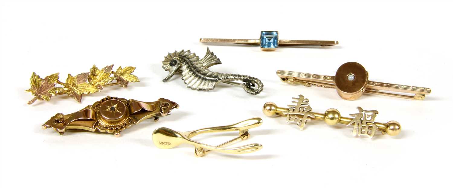 Lot 22 - Seven assorted brooches