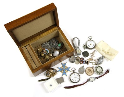 Lot 61 - A box of assorted jewellery