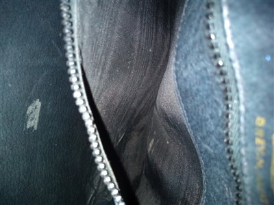 Lot 204 - A vintage Gucci black leather shoulder bag