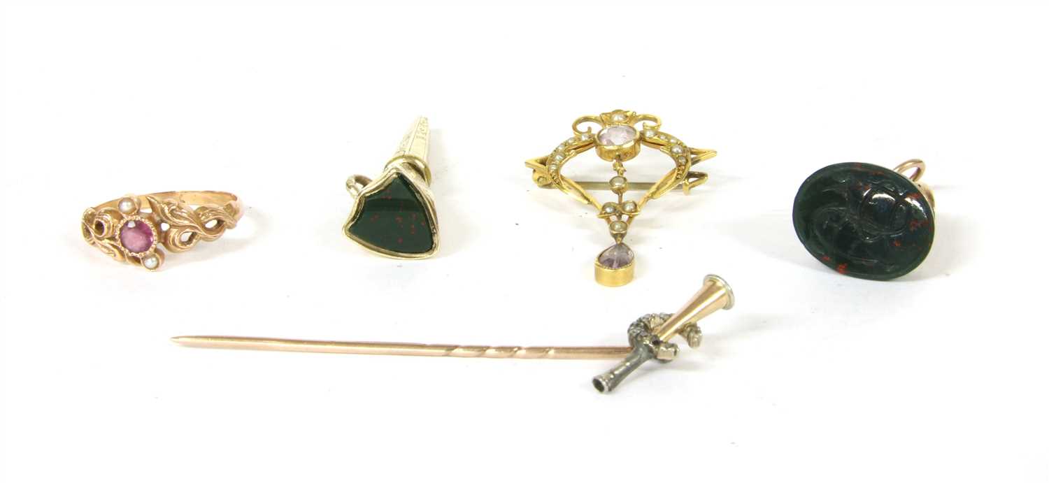 Lot 48 - A gold and diamond hunting horn and horseshoe stick pin