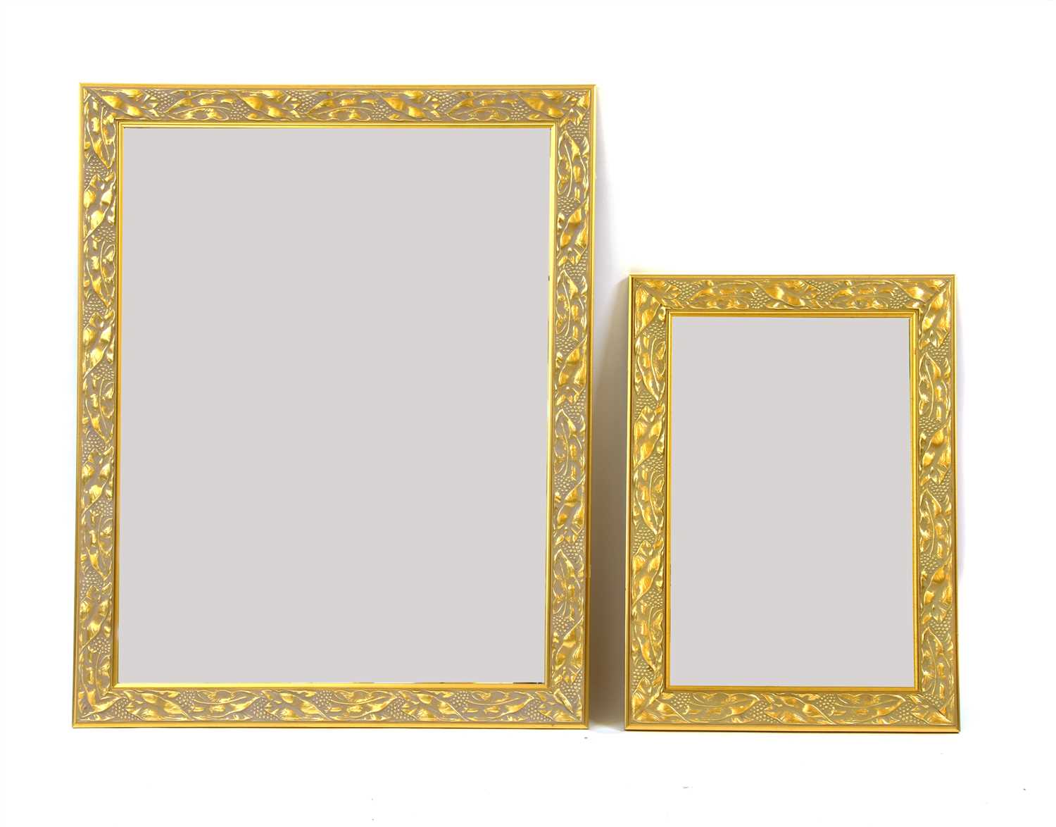 Lot 318 - A gilt framed wall mirror
