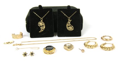 Lot 152 - An assortment of gold jewellery