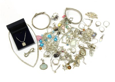 Lot 169 - An assortment of silver jewellery