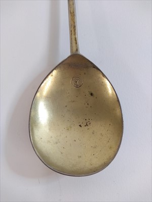 Lot 10 - A Charles I West Country provincial silver seal-top spoon