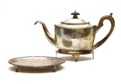 Lot 346 - A George III silver teapot