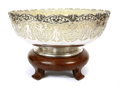 Lot 324 - An early 20th century silver centre bowl