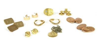Lot 44 - An assortment of gold jewellery
