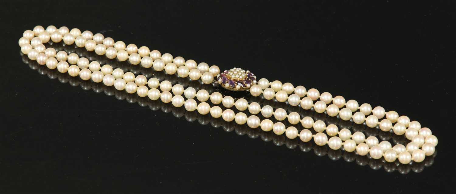 Lot 289 - A two row uniform cultured pearl necklace