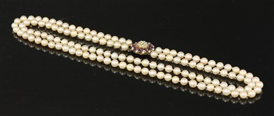 Lot 289 - A two row uniform cultured pearl necklace