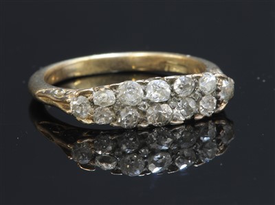 Lot 87 - An early 20th century two row diamond carved head ring