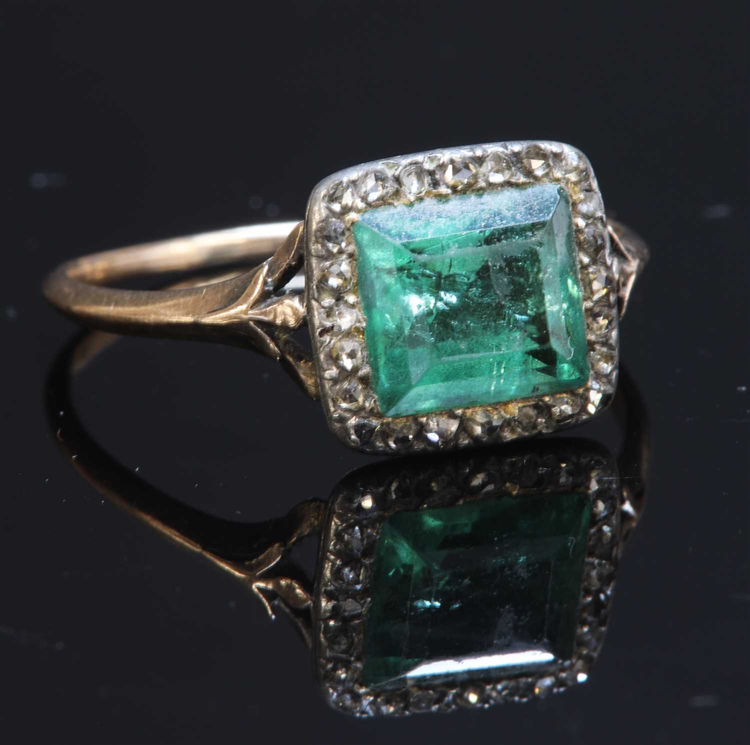 Lot 21 - A Georgian foiled emerald and diamond square cluster ring