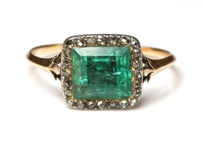 Lot 21 - A Georgian foiled emerald and diamond square cluster ring