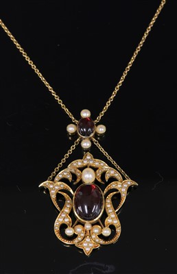 Lot 79 - A cased Edwardian cabochon garnet and split pearl pendant, c.1910