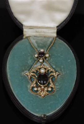 Lot 79 - A cased Edwardian cabochon garnet and split pearl pendant, c.1910