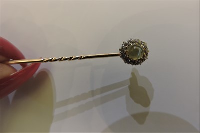 Lot 137 - A cased Edwardian chrysoberyl cat's eye and diamond cluster stick pin/dress stud