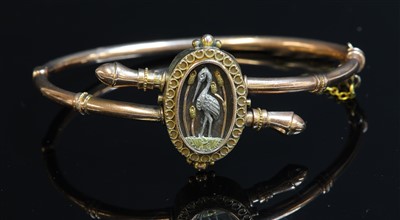 Lot 123 - A late Victorian Aesthetic Movement crossover hinged bangle