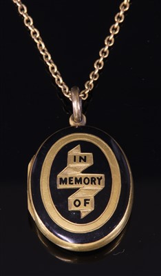 Lot 102 - A Victorian gold oval hinged memorial locket and chain