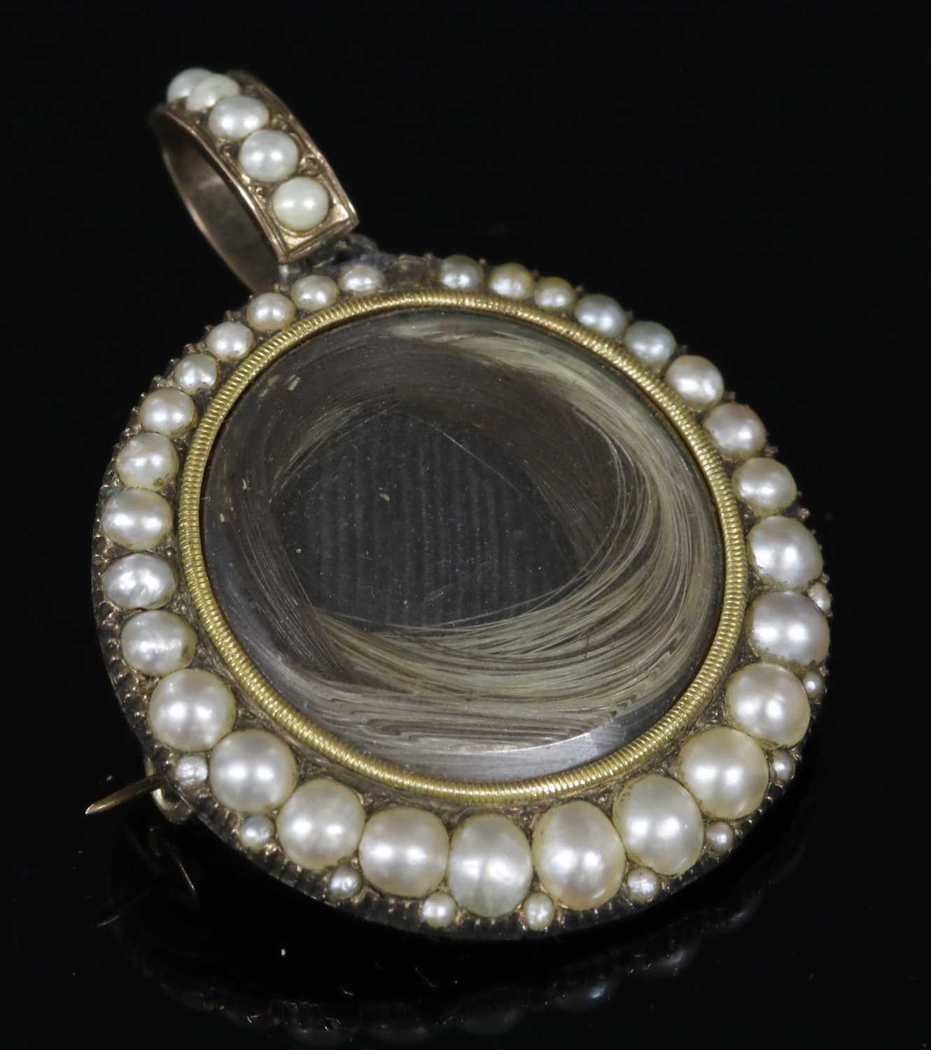 Lot 8 - A Georgian cased gold and split pearl memorial pendant brooch, c.1810