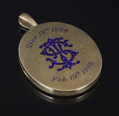 Lot 107 - An Edwardian gold oval hinged locket