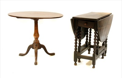 Lot 693 - An oak drop leaf table