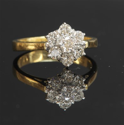 Lot 348 - An 18ct gold diamond set daisy cluster ring