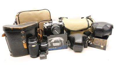 Lot 485 - A collection of cameras and camera equipment