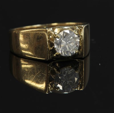 Lot 375 - A gentlemen's single stone diamond ring