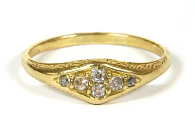 Lot 31 - A gold diamond cluster ring