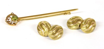Lot 59 - A gold peridot bar brooch
