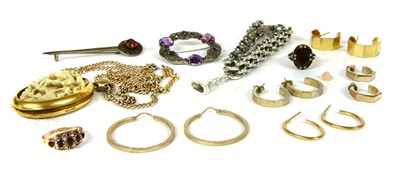 Lot 270 - A quantity of gold, silver and costume jewellery