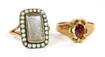 Lot 253 - A 9ct gold single stone garnet ring