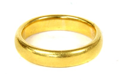 Lot 252 - A 22ct gold wedding ring