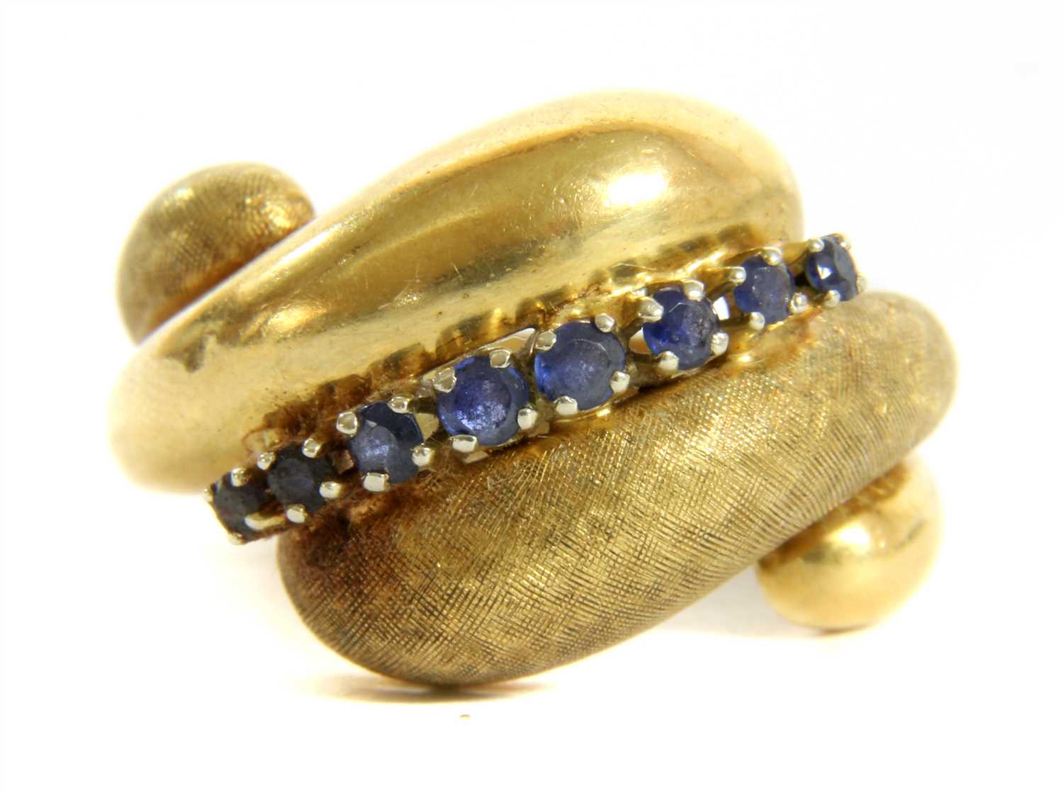Lot 101 - A sapphire bombe ring