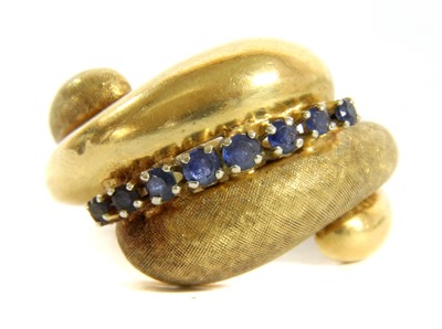 Lot 101 - A sapphire bombe ring
