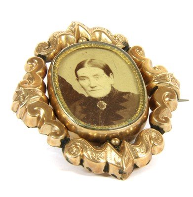 Lot 82 - A Victorian gold photo locket
