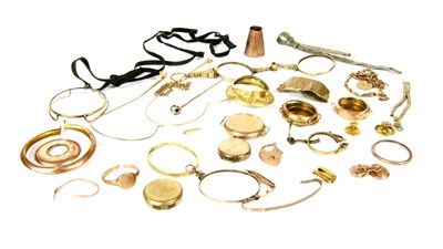 Lot 81 - An assortment of gold jewellery