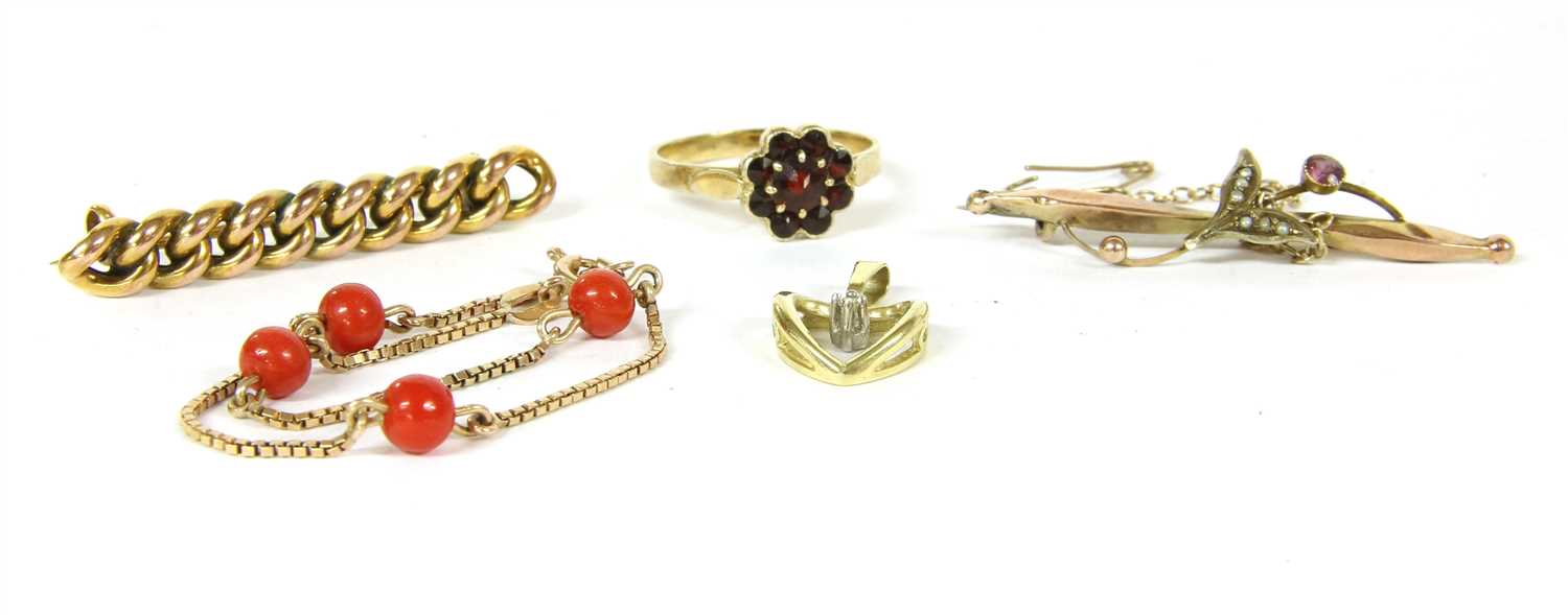 Lot 43 - Five items of jewellery