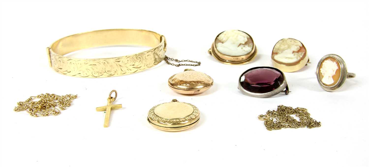 Lot 124 - Ten items of jewellery,