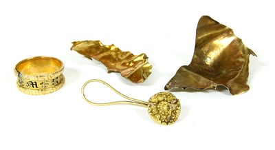 Lot 66 - An assortment of gold jewellery