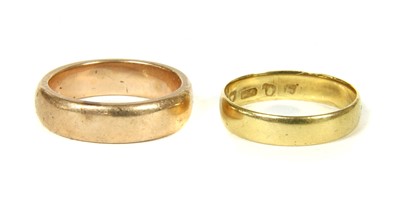 Lot 135 - An 18ct gold D section wedding ring