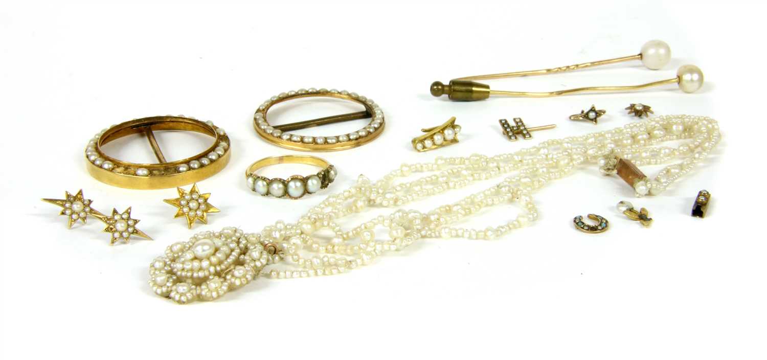 Lot 9 - A quantity of pearl jewellery