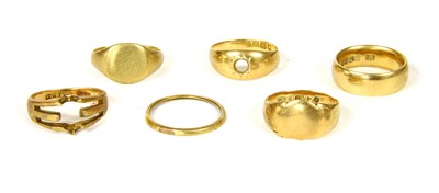 Lot 59 - An 18ct gold shield shaped signet ring