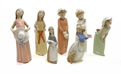 Lot 416 - A collection of Lladro figures