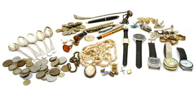 Lot 261A - An assortment of collectables