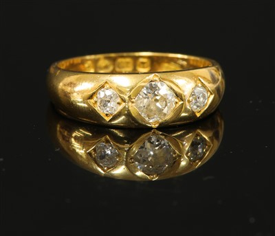 Lot 141 - A gentlemen's 18ct gold three stone diamond ring