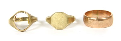 Lot 39 - A 9ct gold signet ring