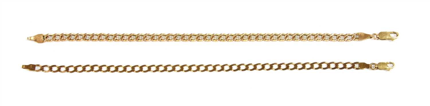 Lot 32 - A 9ct gold curb link bracelet