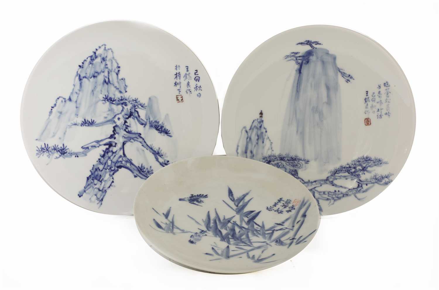 Lot 416 - A collection of three Chinese blue and white plates