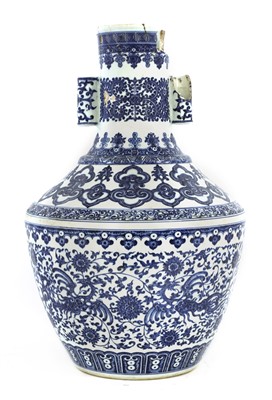 Lot 455 - A Chinese blue and white vase